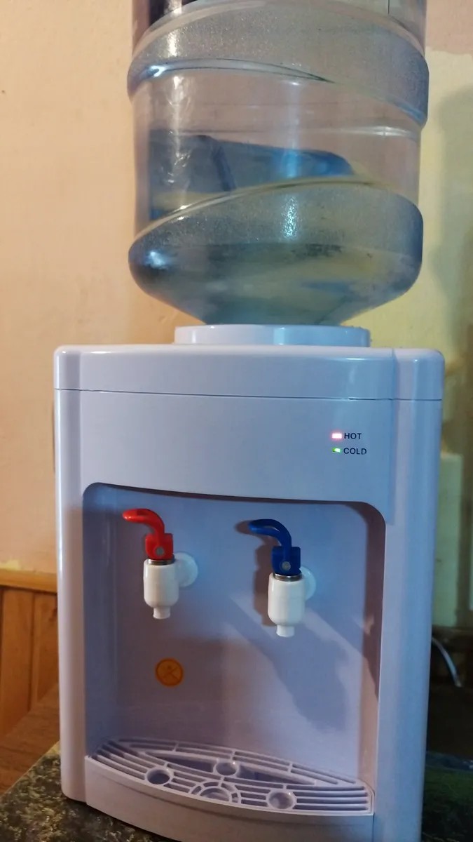 Vista de Dispensador Frío/Caliente de Mesa con Placa